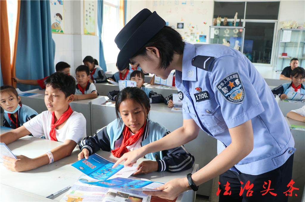 4警花小姐姐为孩子们发放宣传画册并讲解法律知识.jpg
