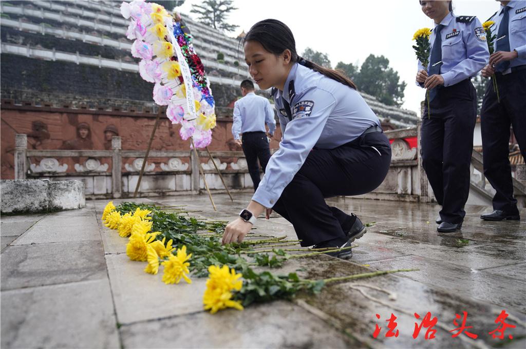 向革命英烈敬献鲜花.jpg