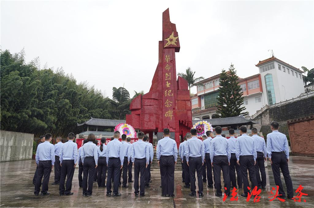 瞻仰烈士纪念碑.jpg