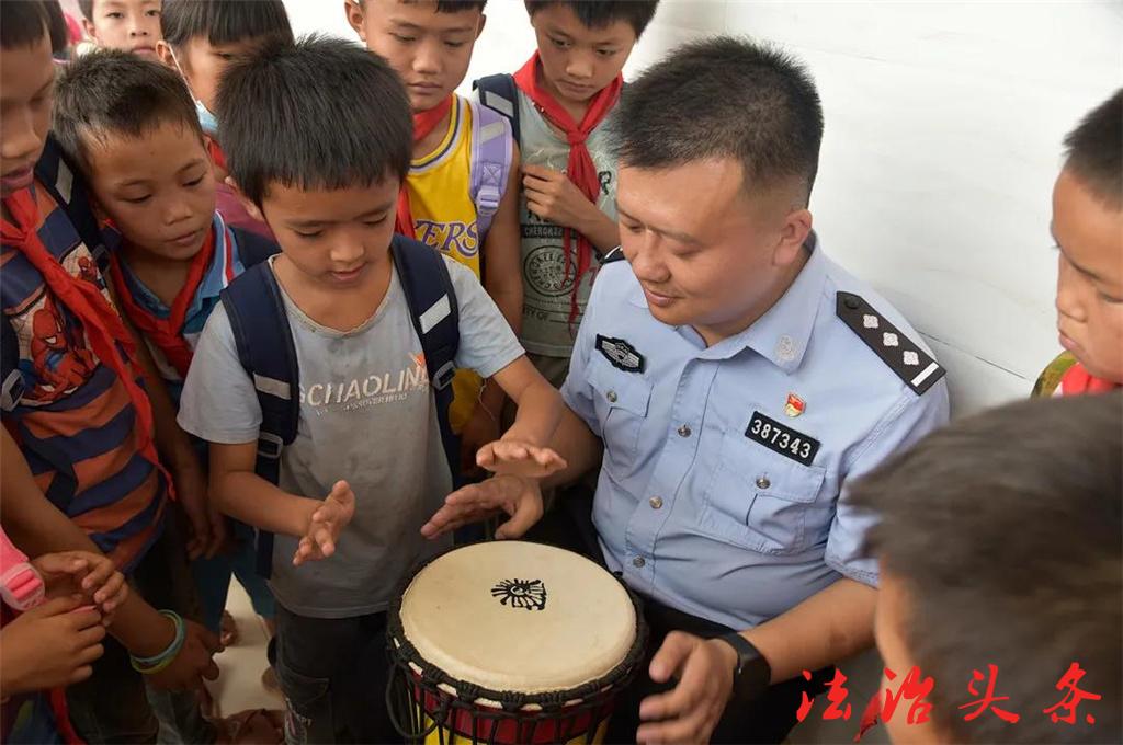 教孩子打鼓.jpg