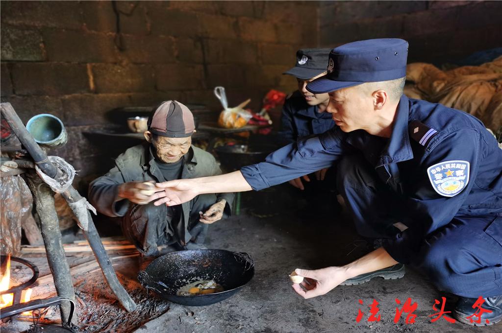 民警到李小顺老人家人慰问.jpg