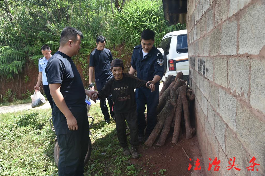 民警们为李小顺搬家.jpg