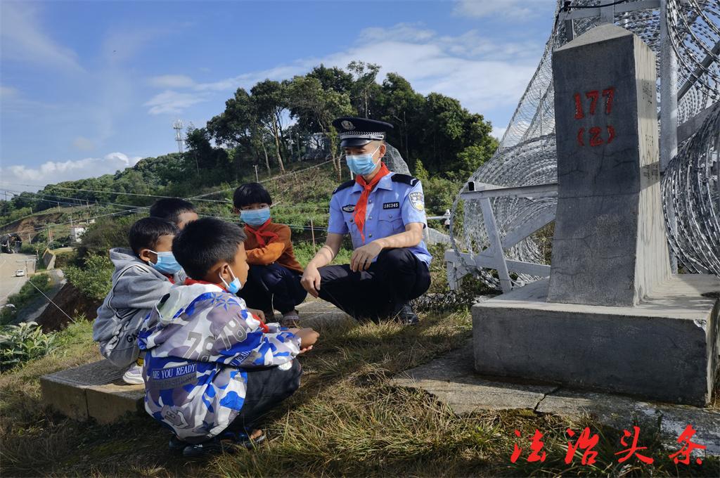 图为开展爱国主义课堂.jpg