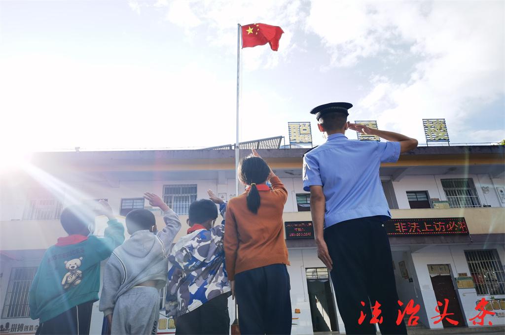 图为师生开展向国旗敬礼.jpg
