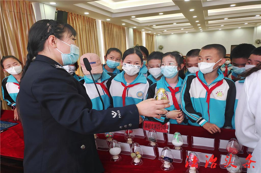 民警向学生讲解毒品危害.jpg