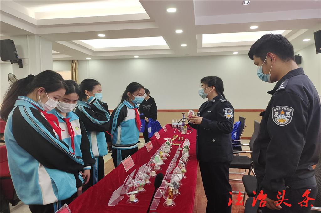学生参观毒品模型.jpg